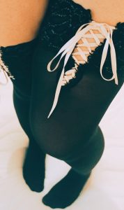 Bas voile noir, dentelle et ruban rose