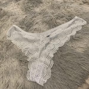 Culotte en dentelle blanche festonné