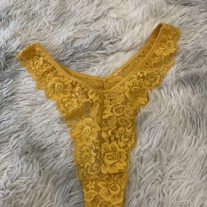 Tanga en dentelle jaune contrastée