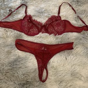 Ensemble de lingerie en dentelle rouge foncé