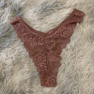 Tanga marron en dentelle contrastée