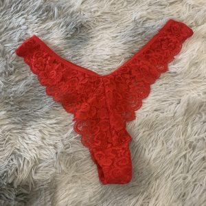 Culotte en dentelle rouge festonné
