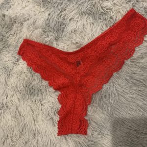 Culotte en dentelle rouge festonné