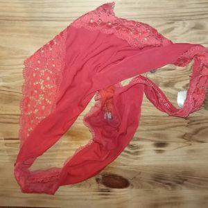 Culotte rouge pleine de sperme et de mouille