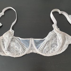 Soutien gorge odeur boobs