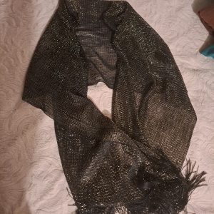 Photo de seins nus sous châle paillettes