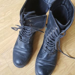Mes bottines odorantes et usées envoi compris🤩