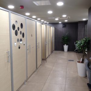 Dans les WC de l'autoroute