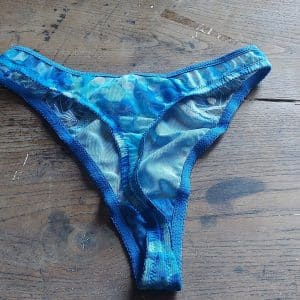 String bleu porté