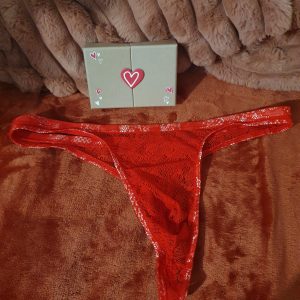 Fais moi jouir dans ma culotte ROUGE