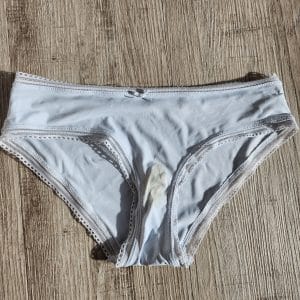 Jolie culotte bien salit mouillée d'excitation et pertes