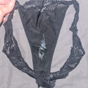 Tanga noir porté tout au long d'une longue journée de travail suivi d'une bonne masturbation jusqu'à l'orgasme à la maison pour me détendre 😈. Jolie trace de mouille avec odeur alléchantes.