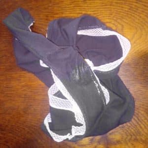 Culotte noire avec dentelle blanche pleine de mouille bien odorante