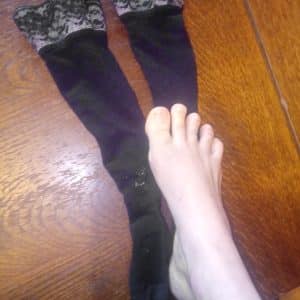 bas de contention portés dans bottines fourrées en laine bien chaudes bien odorantes