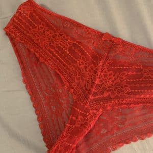Culotte en dentelle rouge, Mia numéro 1