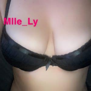 Soutien-gorge noir porté