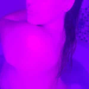 VIDEO HOT 7 min Matte moi me faire plaisir dans mon bain ()