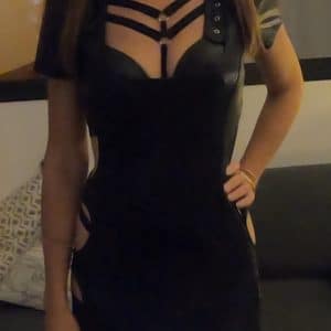 Une belle levrette dans une robe en cuir !