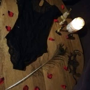 Marilyn la passionnée et charnelle vous propose son Body en dentelle noire et les bas qu'elle porte avec
