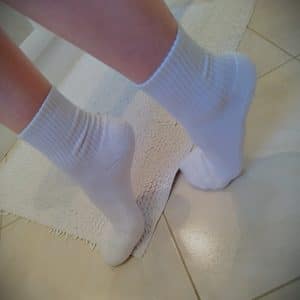 Chaussettes de sport usagées et tâchées sur le derrière