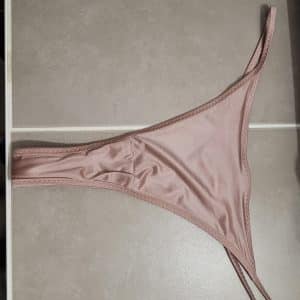 Culotte string sale enivrée mais accompagnée ! Portée le 19 janvier