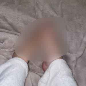Photo de pieds fins et manucurés 😋