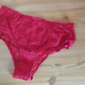 Culotte dentelle rouge usagée et portée plusieurs fois 😻
