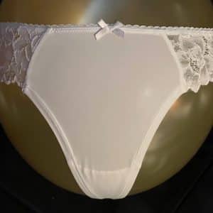 string en dentelle blanc