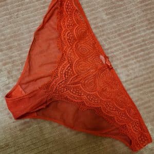 Culotte en dentelle rouge