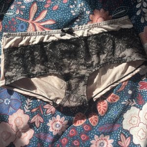 Culotte satinée rose et dentelle noire