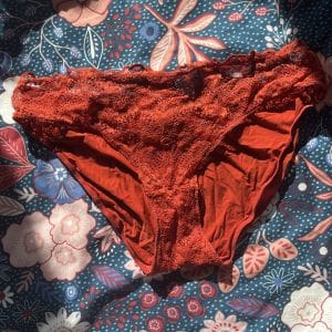 Culotte rouge orangée avec dentelle
