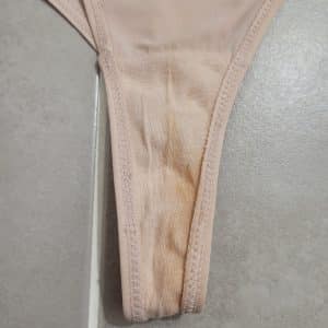 Culotte string sale portée le 4 mars - Odeur acide !
