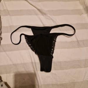 String noir plein de mouille