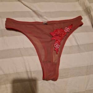 Tanga souillé par ma mouille durant 2 jours
