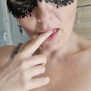 Je me défonce la chatte avec le manche de mon balai-brosse 😈