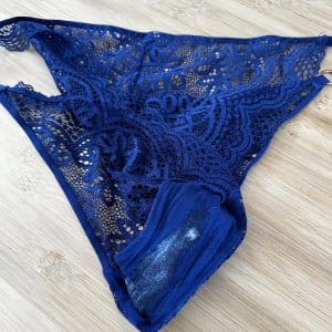 Culotte dentelle bleue souillée