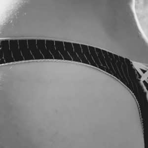 String noir rayé