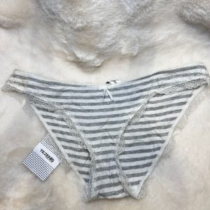 petite culotte mouillée etudiante