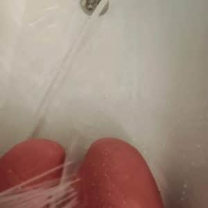 👀🫗Pipi sous la douche 🫗👀