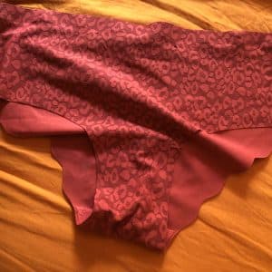 Culotte rose léopard collante