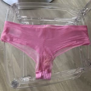 Tanga rose transparent odorant porté au bureau