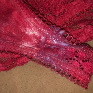 Petit string rouge crémeux