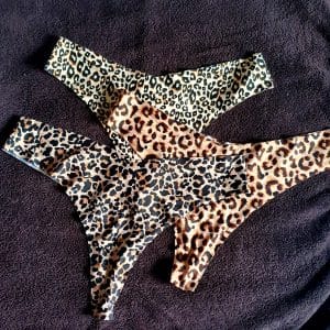 Un string porté au choix avec 3 photos