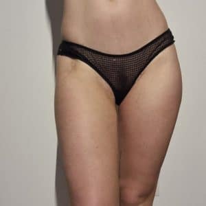 Tanga noir déchiré