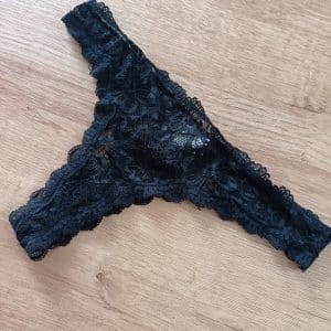 String noir dentelle
