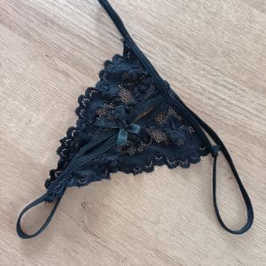 String noir ouvert dentelle