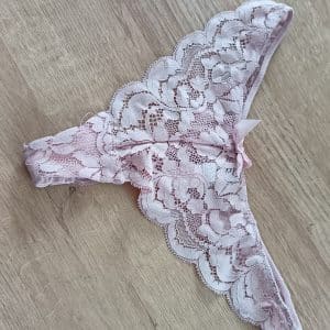 String mauve pastel dentelle