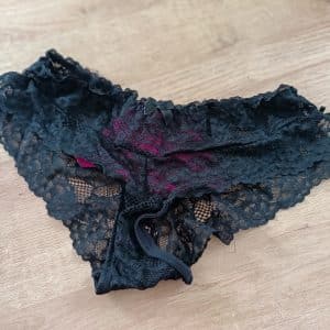 Tanga noir fuchsia dentelle