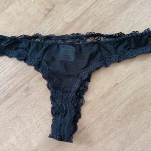 String exotique noir dentelle