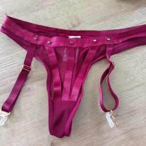 String porte jarretelle bordeau